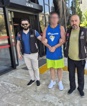 ALANYA'DA TÜRK BAYRAĞINA TÜKÜREN İNGİLİZ TURİST TUTUKLANDI