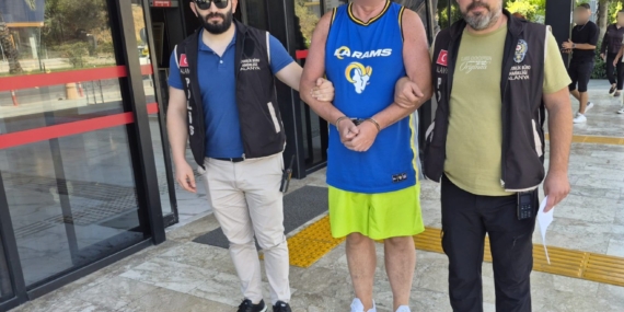 ALANYA'DA TÜRK BAYRAĞINA TÜKÜREN İNGİLİZ TURİST TUTUKLANDI