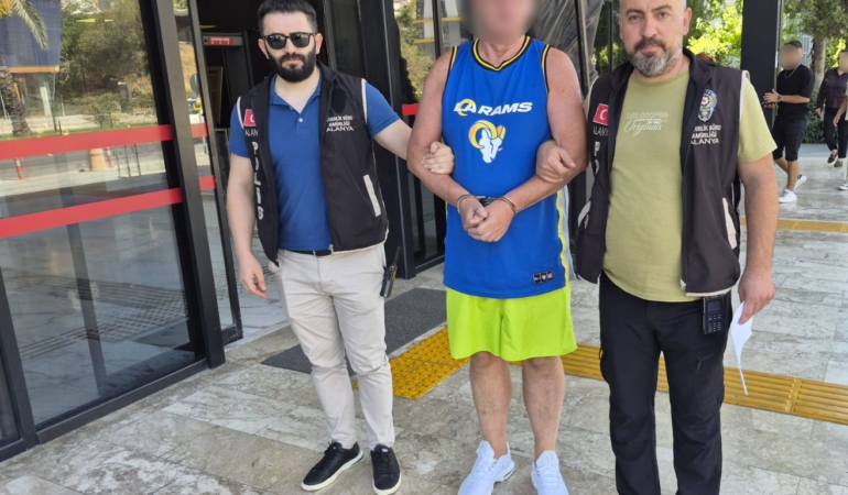 ALANYA'DA TÜRK BAYRAĞINA TÜKÜREN İNGİLİZ TURİST TUTUKLANDI
