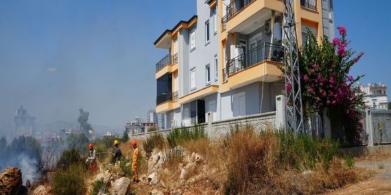 ALEVLER EVLERİN KAPISINA DAYANDI, VATANDAŞLAR HORTUM VE KOVALARLA SEFERBER OLDU YANGIN, İTFAİYE EKİPLERİNİN 1,5 SAATLİK SÖNDÜRME ÇALIŞMASININ ARDINDAN KONTROL ALTINA ALINDI
