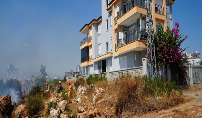 ALEVLER EVLERİN KAPISINA DAYANDI, VATANDAŞLAR HORTUM VE KOVALARLA SEFERBER OLDU YANGIN, İTFAİYE EKİPLERİNİN 1,5 SAATLİK SÖNDÜRME ÇALIŞMASININ ARDINDAN KONTROL ALTINA ALINDI