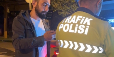 ALKOLLÜ YAKALANAN SÜRÜCÜ, EKİPLERE 'ABARTMAYIN' DİYEREK ÇIKIŞTI KAYSERİ'DE 1.17 PROMİL ALKOLLÜ YAKALANAN SÜRÜCÜYE 25 BİN TL İDARİ PARA CEZASI YAZILDI