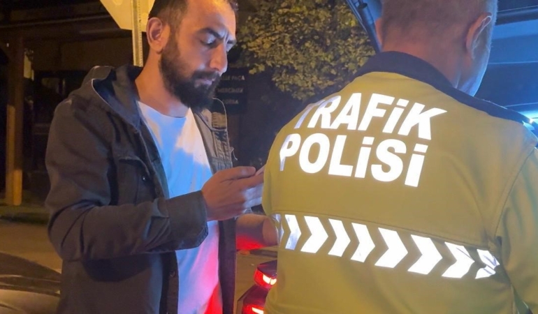 ALKOLLÜ YAKALANAN SÜRÜCÜ, EKİPLERE 'ABARTMAYIN' DİYEREK ÇIKIŞTI KAYSERİ'DE 1.17 PROMİL ALKOLLÜ YAKALANAN SÜRÜCÜYE 25 BİN TL İDARİ PARA CEZASI YAZILDI