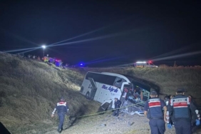AMASYA'DA YOLCU OTOBÜSÜ ŞARAMPOLE UÇTU: 2'Sİ AĞIR 24 YARALI OTOBÜS KAZASINDA FACİANIN EŞİĞİNDEN DÖNÜLDÜ