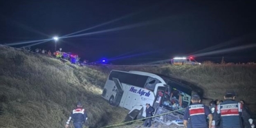 AMASYA'DA YOLCU OTOBÜSÜ ŞARAMPOLE UÇTU: 2'Sİ AĞIR 24 YARALI OTOBÜS KAZASINDA FACİANIN EŞİĞİNDEN DÖNÜLDÜ