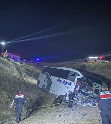 AMASYA'DA YOLCU OTOBÜSÜ ŞARAMPOLE UÇTU: 2'Sİ AĞIR 24 YARALI OTOBÜS KAZASINDA FACİANIN EŞİĞİNDEN DÖNÜLDÜ