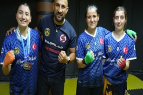 ANNE VE İKİ KIZI AYNI RİNGDE ŞAMPİYONLUK İÇİN ÇALIŞIYOR KIZLARIYLA BİRLİKTE ANTRENMAN YAPAN ANNE, EVDEKİ SORUNLARA RİNGDE ÇÖZÜM ARIYOR