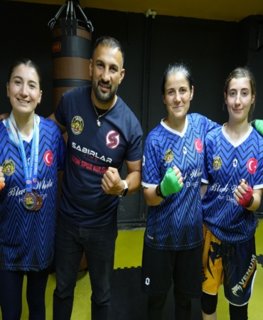 ANNE VE İKİ KIZI AYNI RİNGDE ŞAMPİYONLUK İÇİN ÇALIŞIYOR KIZLARIYLA BİRLİKTE ANTRENMAN YAPAN ANNE, EVDEKİ SORUNLARA RİNGDE ÇÖZÜM ARIYOR