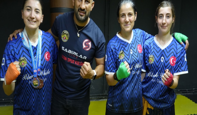ANNE VE İKİ KIZI AYNI RİNGDE ŞAMPİYONLUK İÇİN ÇALIŞIYOR KIZLARIYLA BİRLİKTE ANTRENMAN YAPAN ANNE, EVDEKİ SORUNLARA RİNGDE ÇÖZÜM ARIYOR
