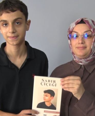 ANNE VE OĞLUNUN YILLAR SÜREN KANSER MÜCADELESİ ŞİİRLERLE BULUŞTU: "KENDİMİ YAZARAK İYİLEŞTİRDİĞİMİ FARK ETTİM"