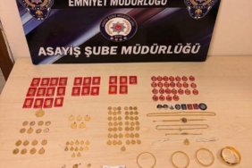 ANTALYA'DA KENDİSİNİ KOMİSER OLARAK TANITIP 3 MİLYON TL'LİK ZİYNET EŞYASI DOLANDIRDILAR İL DIŞINDA YAKALANAN 2 ŞÜPHELİ TUTUKLANIRKEN, ZİYNET EŞYALARINA EL KONULDU