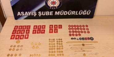 ANTALYA'DA KENDİSİNİ KOMİSER OLARAK TANITIP 3 MİLYON TL'LİK ZİYNET EŞYASI DOLANDIRDILAR İL DIŞINDA YAKALANAN 2 ŞÜPHELİ TUTUKLANIRKEN, ZİYNET EŞYALARINA EL KONULDU