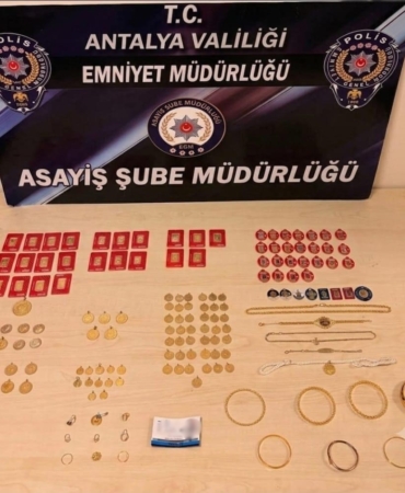 ANTALYA'DA KENDİSİNİ KOMİSER OLARAK TANITIP 3 MİLYON TL'LİK ZİYNET EŞYASI DOLANDIRDILAR İL DIŞINDA YAKALANAN 2 ŞÜPHELİ TUTUKLANIRKEN, ZİYNET EŞYALARINA EL KONULDU