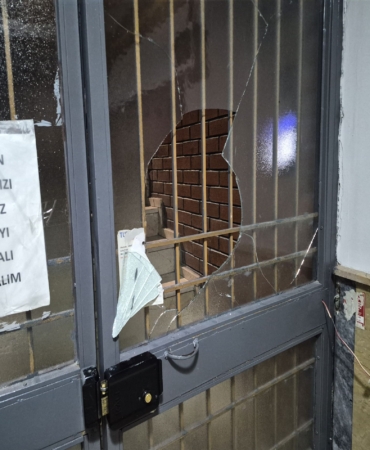 APARTMAN KAPISINI KIRIP HUSUMETLİSİNİN EVİNİ BASMAYA ÇALIŞTI SEMİH KÖSE: "DAHA ÖNCESİNDE APARTMANI KUNDAKLAMAYA KALKMIŞTI" "KAPIYI TEKMELEDİ, KAPI KIRILSA İÇERİ GİRECEK"