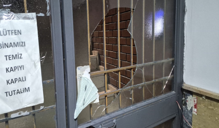 APARTMAN KAPISINI KIRIP HUSUMETLİSİNİN EVİNİ BASMAYA ÇALIŞTI SEMİH KÖSE: "DAHA ÖNCESİNDE APARTMANI KUNDAKLAMAYA KALKMIŞTI" "KAPIYI TEKMELEDİ, KAPI KIRILSA İÇERİ GİRECEK"