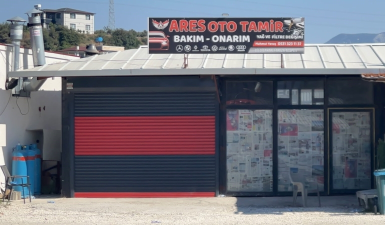 ARACIN MOTOR KISMINDA YAŞANAN PATLAMA SONRASI BAŞINA PARÇA İSABET EDEN 13 YAŞINDAKİ ÇIRAK HAYATINI KAYBETTİ