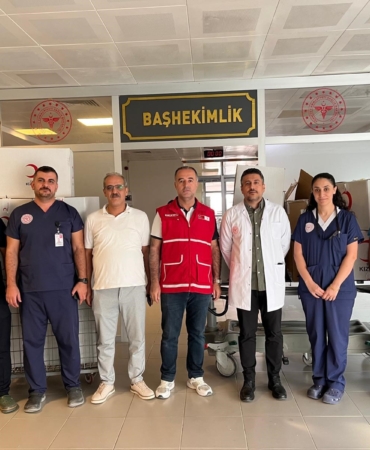 ARTUKLU KIZILAY'DAN HASTANEDE TEDAVİ GÖREN ÇOCUKLARA GİYİM DESTEĞİ