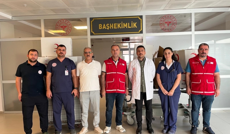 ARTUKLU KIZILAY'DAN HASTANEDE TEDAVİ GÖREN ÇOCUKLARA GİYİM DESTEĞİ