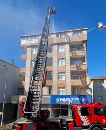 ATAŞEHİR'DE 5 KATLI BİNANIN ÇATI KATINDA YANGIN