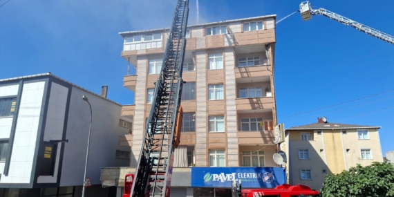 ATAŞEHİR'DE 5 KATLI BİNANIN ÇATI KATINDA YANGIN