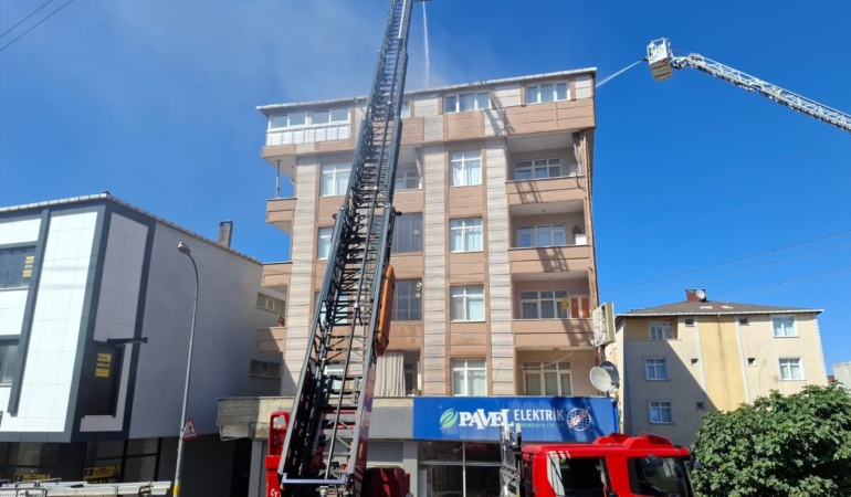 ATAŞEHİR'DE 5 KATLI BİNANIN ÇATI KATINDA YANGIN