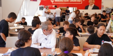 AYVALIK'TA ÖĞRENCİ SOFRASI; 3 ÇEŞİT YEMEK VE MEYVE 50 TL ÖĞRENCİ KENT LOKANTALARINDAN GÜNDE YAKLAŞIK 1.700 ÖĞRENCİ YARARLANIYOR