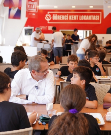 AYVALIK'TA ÖĞRENCİ SOFRASI; 3 ÇEŞİT YEMEK VE MEYVE 50 TL ÖĞRENCİ KENT LOKANTALARINDAN GÜNDE YAKLAŞIK 1.700 ÖĞRENCİ YARARLANIYOR