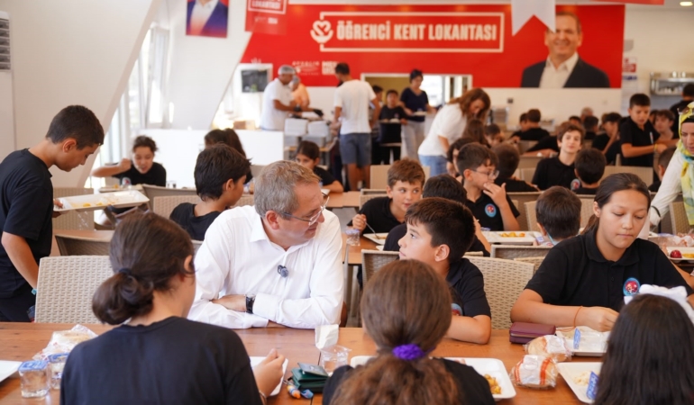 AYVALIK'TA ÖĞRENCİ SOFRASI; 3 ÇEŞİT YEMEK VE MEYVE 50 TL ÖĞRENCİ KENT LOKANTALARINDAN GÜNDE YAKLAŞIK 1.700 ÖĞRENCİ YARARLANIYOR