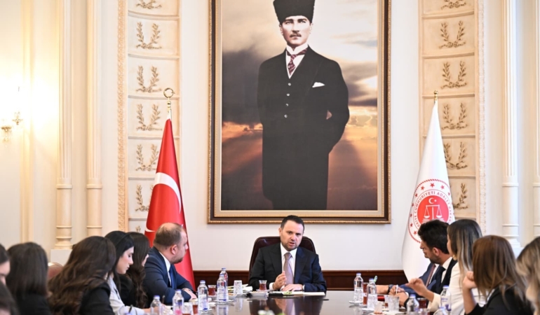 BAKAN GÜRLEK'TEN "AHBAPLAR SUÇ ÖRGÜTÜ", UYUŞTURUCU, İMAMOĞLU VE TERÖRSÜZ TÜRKİYE AÇIKLAMASI: "SADECE FUTBOL DEĞİL, BASKETBOL DA DAHİL OLMAK ÜZERE FARKLI SPOR ALANLARINDA YASA DIŞI BAHİS VE ŞİKE İDDİALARI İNCELENİYOR" "FETÖ BİR CASUSLUK ÖRGÜTÜ" "GÜLİSTAN DOKU DOSYASINDA NAAŞIN BULUNMASI İÇİN ÇALIŞMA SÜRÜYOR" "KAŞİF KOZİNOĞLU'NUN ÖLÜMÜ YENİDEN ARAŞTIRILIYOR. BU KONUDA ŞİKAYETLER VE İHBARLAR VARDI" "46 MAKTULÜN YER ALDIĞI 40 DOSYA AYDINLATILDI" "BUNDAN SONRAKİ SÜREÇTE UYUŞTURUCUYLA MÜCADELENİN FARKLI ALANLARINDA DA ADLİ SORUŞTURMALAR GÜNDEME GELEBİLİR" ("AHBAPLAR SUÇ ÖRGÜTÜ" SORUŞTURMASI) "TOPLANAN YARDIMLARIN AMACINA UYGUN KULLANILIP KULLANILMADIĞI BİZİM İÇİN SON DERECE ÖNEMLİ" "BİR KİŞİ, O TARİHLERDE AMERİKA'DA BULUNAN KLİNİĞİNE HALUK LEVENT'İN GELDİĞİNİ ANLATTI. SÖZ KONUSU PARA 4 MİLYON 600 BİN DOLAR" "UMUT ALTAŞ VE EYLEM TOK'UN İADE SÜREÇLERİ TAKİP EDİLİYOR" "İMAMOĞLU DOSYASINA İLİŞKİN EK İDDİANAME ÇALIŞMALARI SÜRÜYOR"