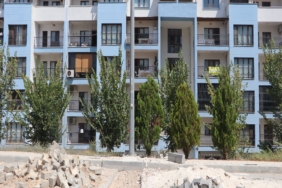 BAKANLIĞIN YAPTIĞI TOPLU KONUTLAR BELEDİYEDEN YOL BEKLİYOR BİNLERCE KİŞİNİN YAŞADIĞI TOPLU KONUTLARDA YOL SORUNU YAŞAYAN VATANDAŞLAR BELEDİYEYE TEPKİLİ