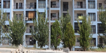 BAKANLIĞIN YAPTIĞI TOPLU KONUTLAR BELEDİYEDEN YOL BEKLİYOR BİNLERCE KİŞİNİN YAŞADIĞI TOPLU KONUTLARDA YOL SORUNU YAŞAYAN VATANDAŞLAR BELEDİYEYE TEPKİLİ