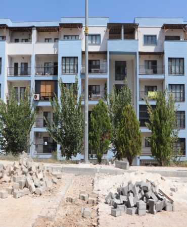 BAKANLIĞIN YAPTIĞI TOPLU KONUTLAR BELEDİYEDEN YOL BEKLİYOR BİNLERCE KİŞİNİN YAŞADIĞI TOPLU KONUTLARDA YOL SORUNU YAŞAYAN VATANDAŞLAR BELEDİYEYE TEPKİLİ
