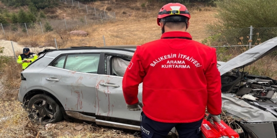 Balıkesir’de bariyerleri aşarak takla atan araçta 3 kişi yaralandı