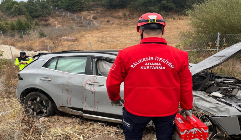 BALIKESİR'DE TAKLA ATAN ARAÇTAKİ 3 KİŞİ YARALANDI