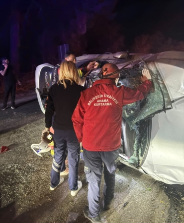 BALYA'DA OTOMOBİL ŞARAMPOLE UÇTU: 2 YARALI