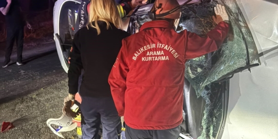 BALYA'DA OTOMOBİL ŞARAMPOLE UÇTU: 2 YARALI
