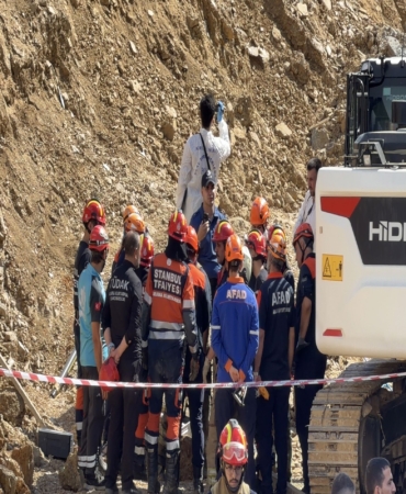 BAŞAKŞEHİR'DE İNŞAATTA GÖÇÜK: 1 İŞÇİ TOPRAK ALTINDA