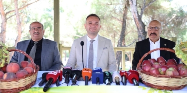 BAŞKAN DERE; "SÜRDÜRÜLEBİLİR ÜRETİM İÇİN KALICI ÇÖZÜMLER GEREKİYOR" ÇİVRİL'DE MEYVE FİYATLARI YARI YARIYA DÜŞTÜ