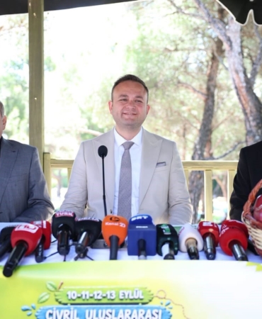 BAŞKAN DERE; "SÜRDÜRÜLEBİLİR ÜRETİM İÇİN KALICI ÇÖZÜMLER GEREKİYOR" ÇİVRİL'DE MEYVE FİYATLARI YARI YARIYA DÜŞTÜ