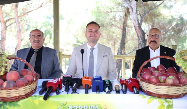 BAŞKAN DERE; "SÜRDÜRÜLEBİLİR ÜRETİM İÇİN KALICI ÇÖZÜMLER GEREKİYOR" ÇİVRİL'DE MEYVE FİYATLARI YARI YARIYA DÜŞTÜ