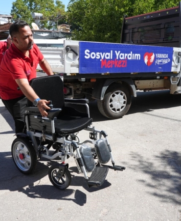 BAŞKAN KOCAGÖZ ENGELLİ VATANDAŞIN AKÜLÜ SANDALYE TALEBİNİ SAATLER İÇİNDE YERİNE GETİRDİ