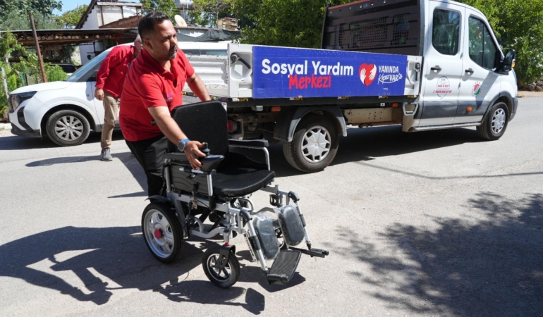 BAŞKAN KOCAGÖZ ENGELLİ VATANDAŞIN AKÜLÜ SANDALYE TALEBİNİ SAATLER İÇİNDE YERİNE GETİRDİ