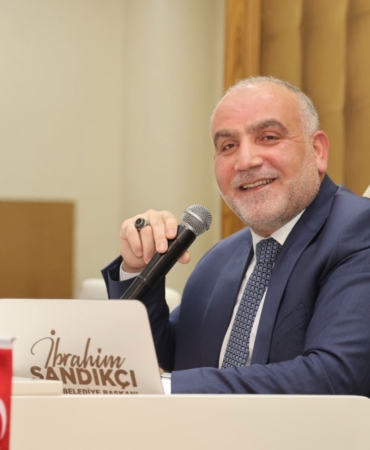 BAŞKAN SANDIKÇI: "ÜNİVERSİTEYİ KAZANAN TÜM ÖĞRENCİLERİMİZE BURS DESTEĞİ SAĞLIYORUZ"
