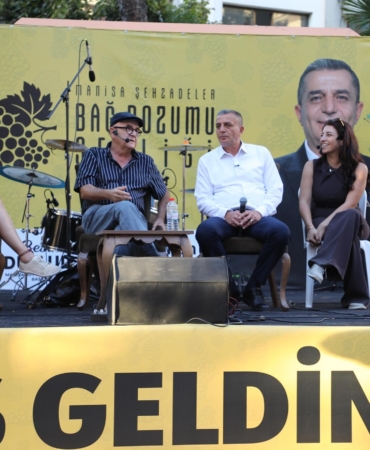 BAŞKAN ŞİMŞEK: "HEDEFİMİZ BAĞ BOZUMU ŞENLİĞİ'Nİ ULUSLARARASI DÜZEYE TAŞIMAK" ŞEHZADELER'DE BAĞ BOZUMU ŞENLİĞİ SÜRÜYOR