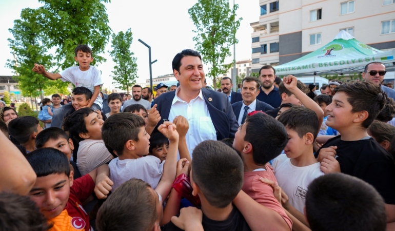 BAŞKAN YILMAZ'DAN EĞİTİME YENİ DESTEK: İLK VE ORTAOKUL ÖĞRENCİLERİNE 8 BİN TL