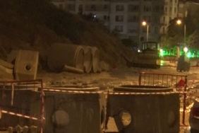 BAŞKENT'TE GECE SAATLERİNDE SAĞANAK YAĞIŞ: KANALİZASYON TAŞTI, BİNALARI SU BASTI