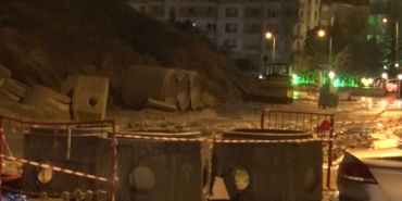 BAŞKENT'TE GECE SAATLERİNDE SAĞANAK YAĞIŞ: KANALİZASYON TAŞTI, BİNALARI SU BASTI