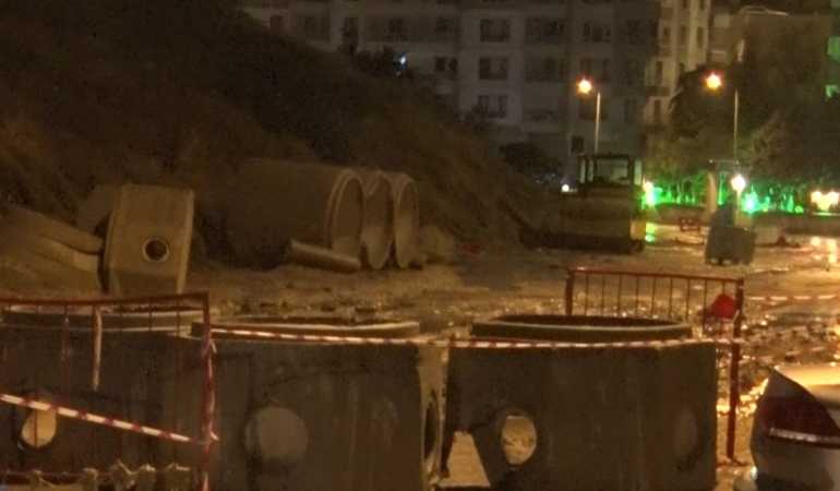 BAŞKENT'TE GECE SAATLERİNDE SAĞANAK YAĞIŞ: KANALİZASYON TAŞTI, BİNALARI SU BASTI