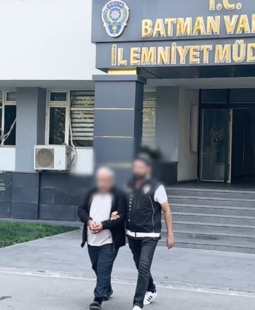 BATMAN'DA ARAÇTA 7,4 KİLO SKUNK ELE GEÇİRİLDİ, 2 KİŞİ TUTUKLANDI