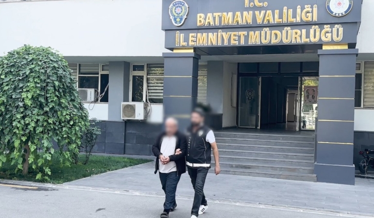 BATMAN'DA ARAÇTA 7,4 KİLO SKUNK ELE GEÇİRİLDİ, 2 KİŞİ TUTUKLANDI